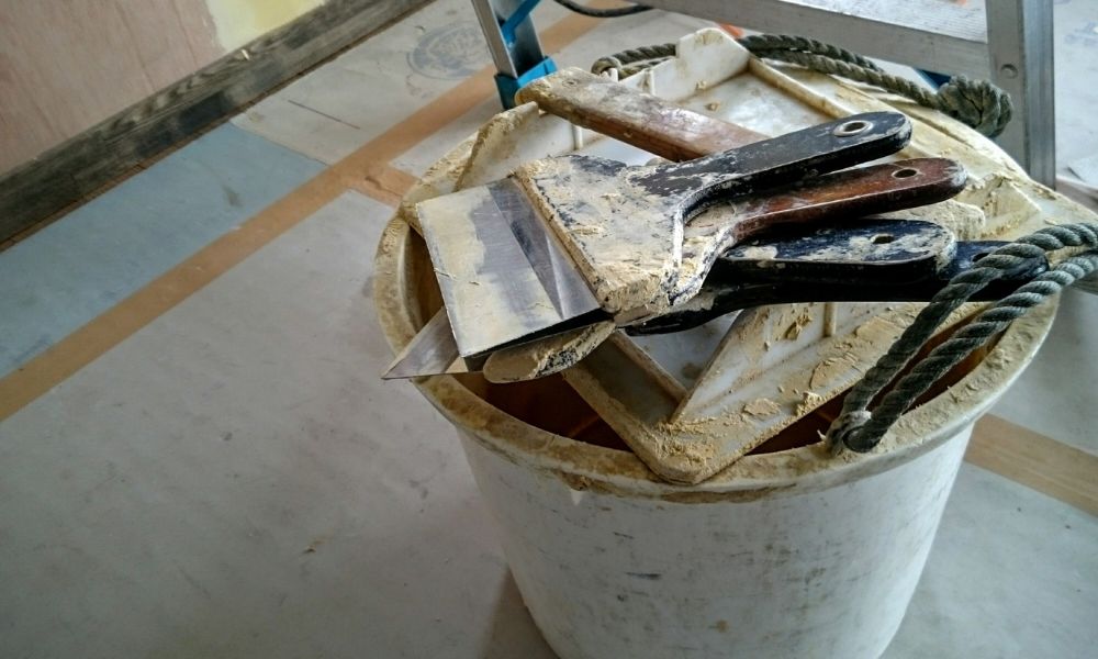 パテを使った外壁補修DIYであると便利な道具と購入先